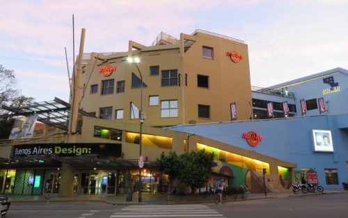 Hard Rock Cafe anexo ao shopping Buenos Aires Design, visto da Av. Pueyrredón